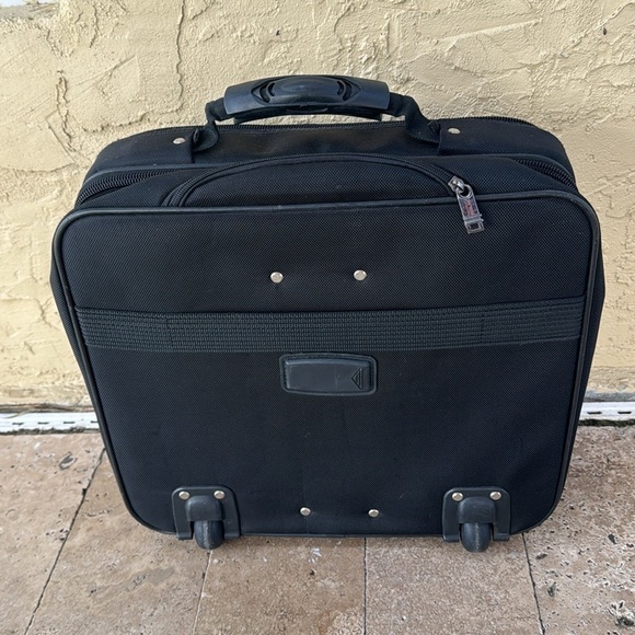Tumi 🔥Sale🔥 black compact carryon bag for computer and clothes - Picture 5 of 11
